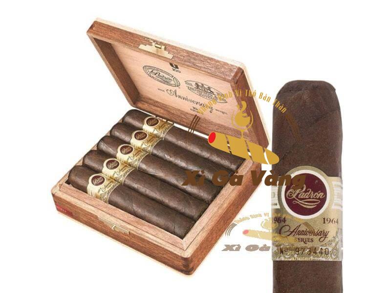 Padron Thompson 100th Robusto được thiết kế chú trọng đến hình thức